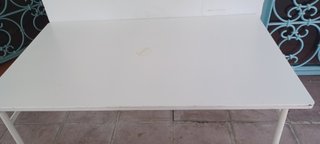 Mesa plegable de metal blanca