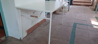 Mesa plegable de metal blanca