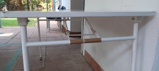 Mesa plegable de metal blanca