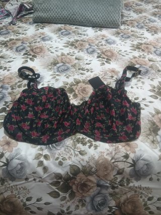 Sujetador floral negro y rosa