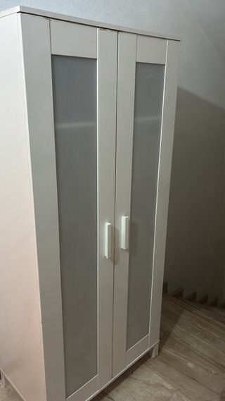 Armario blanco y gris con puertas de cristal