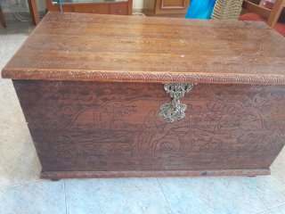 Arcón de madera tallada