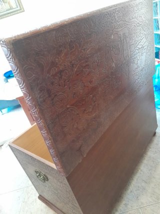 Arcón de madera tallada