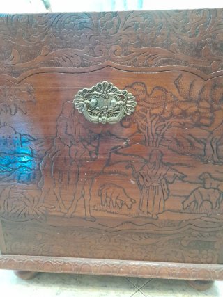 Arcón de madera tallada