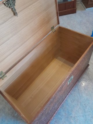Arcón de madera tallada