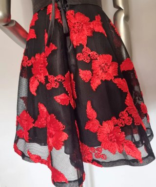 Vestido Negro con Flores Rojas