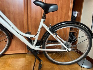 Bicicleta B-PRO blanca con cesta
