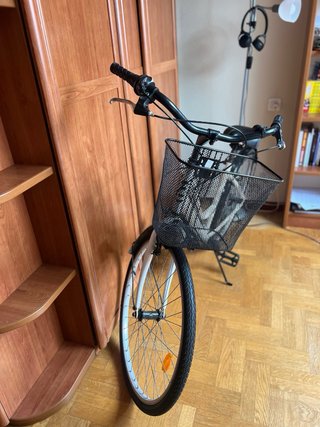 Bicicleta B-PRO blanca con cesta