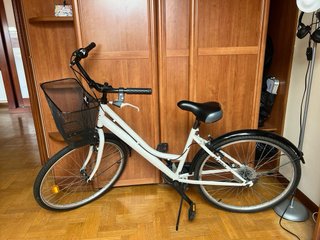 Bicicleta B-PRO blanca con cesta