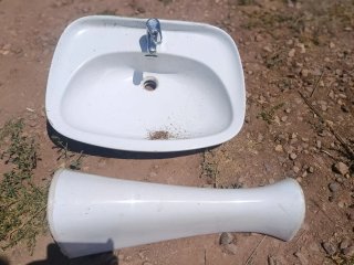 Lavabo y pedestal blanco