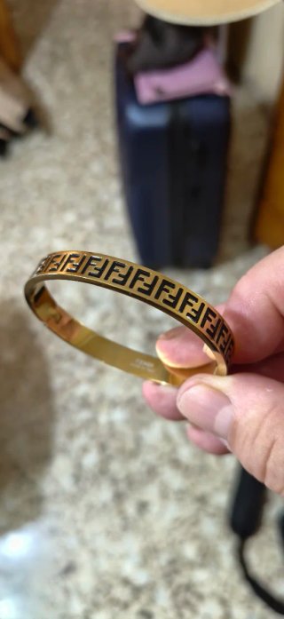 Pulsera Fendi Dorada con Logo FF precio negociable