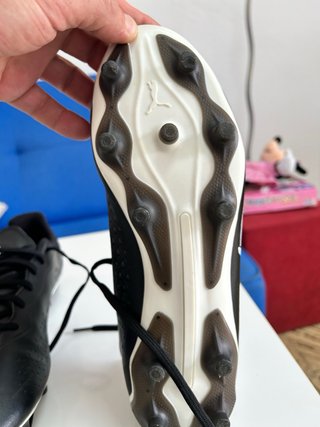 Botas de fútbol Puma Negras y Blancas