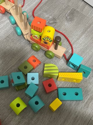 Tren de madera con bloques encajables de formas