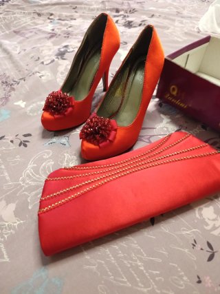 Zapatos y bolso de fiesta rojo