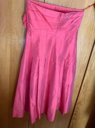 Vestido coral palabra de honor con chal