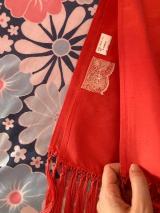 Vestido coral palabra de honor con chal