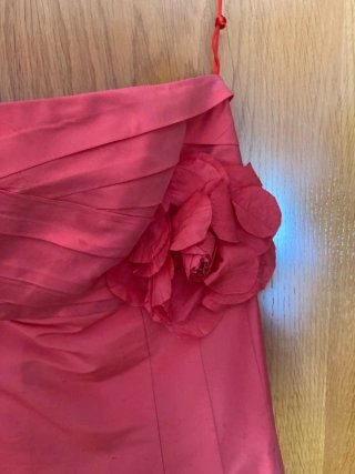 Vestido coral palabra de honor con chal