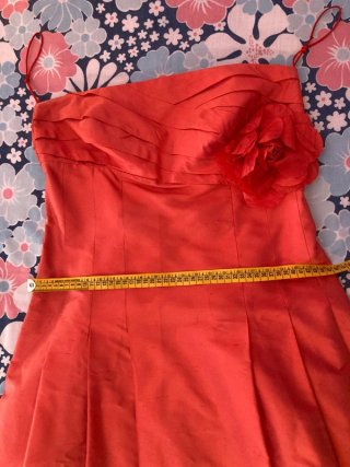 Vestido coral palabra de honor con chal