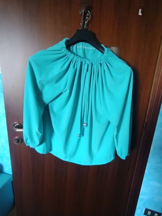 Blusa turchese con coulisse