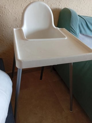 Trona blanca para bebé