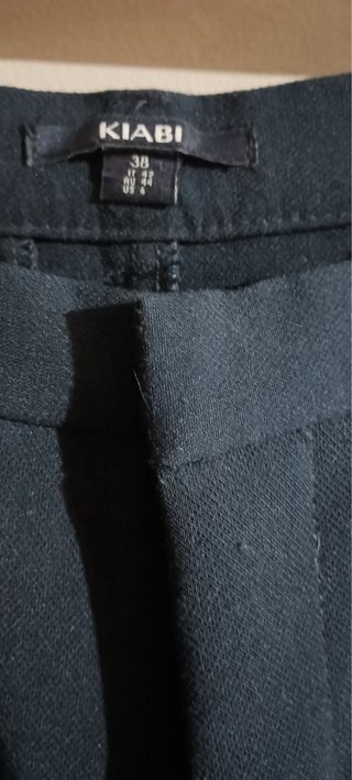 Pantalón de pinza en color azul marino.