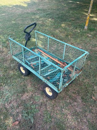 Carro de mano metálico verde