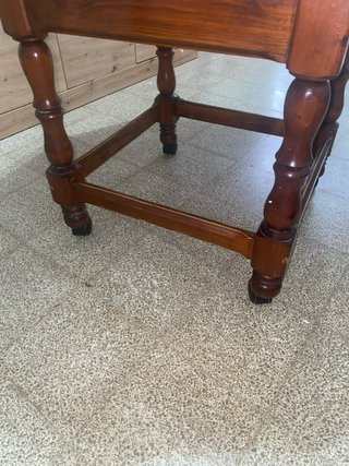 Mesa octogonal de madera marrón
