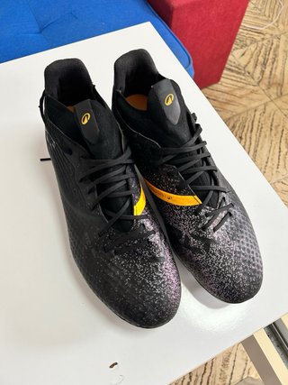 Botas de fútbol Kipsta negras y multicolor