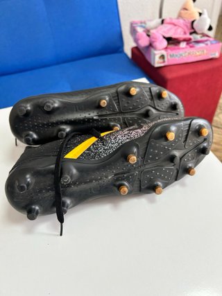 Botas de fútbol Kipsta negras y multicolor