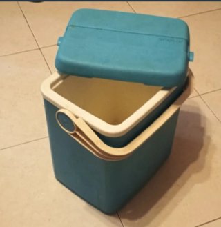 Nevera azul con asa