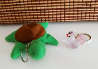 Pack 2 Llaveros: Gallinita y Tortuga