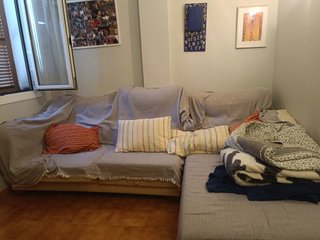 Sofá modular gris y multicolor