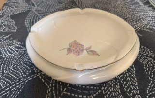 Cenicero de porcelana con flor