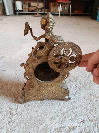 Reloj de sobremesa antiguo con figura