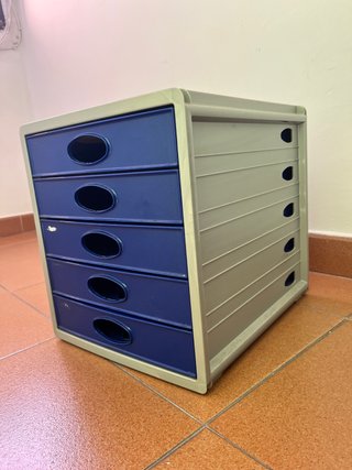 Cajonera de plástico azul y gris