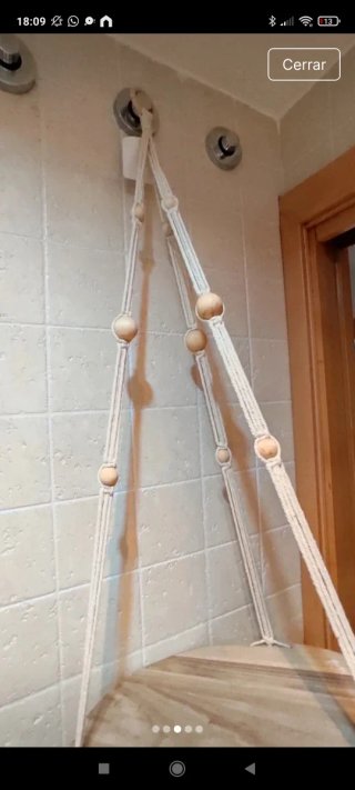 Estante colgante de madera y cuerda