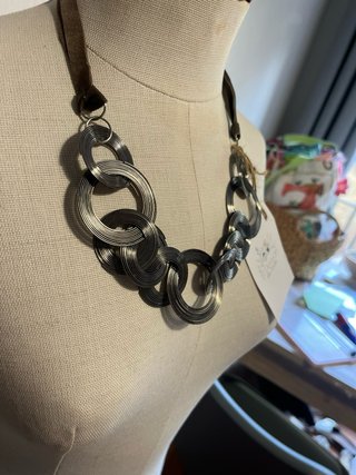 Collar gargantilla aros cromados y tiras de piel