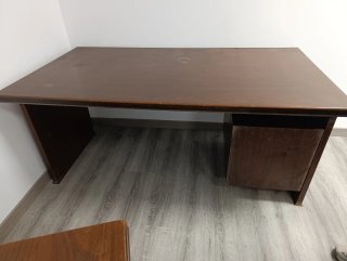 Mesa de oficina de madera oscura