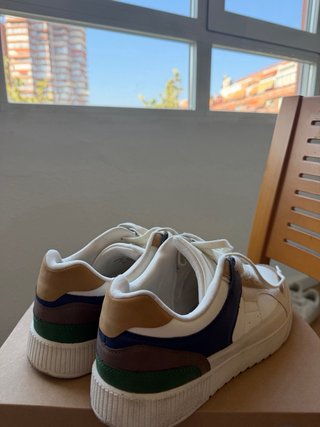 Zapatillas casuales marrones y blancas