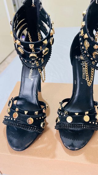 Sandalias Di Cristalli Negras con Tachuelas Dorada