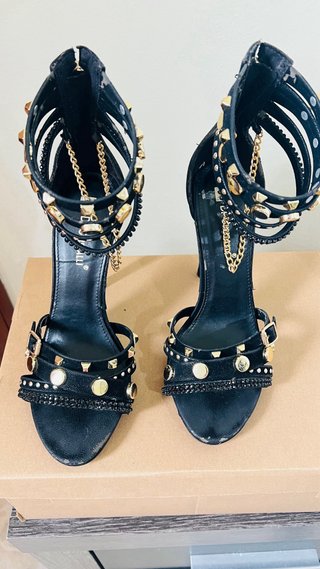 Sandalias Di Cristalli Negras con Tachuelas Dorada