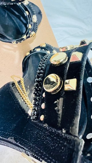 Sandalias Di Cristalli Negras con Tachuelas Dorada