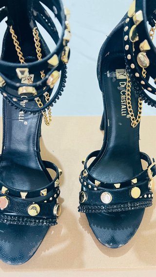 Sandalias Di Cristalli Negras con Tachuelas Dorada