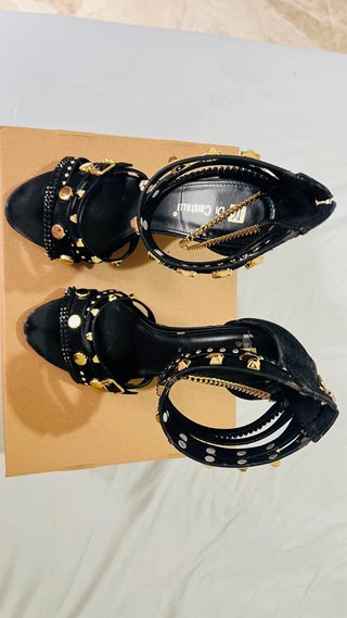 Sandalias Di Cristalli Negras con Tachuelas Dorada