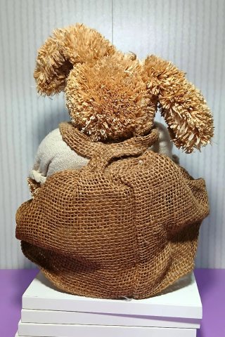 Conejito de paja decorativo