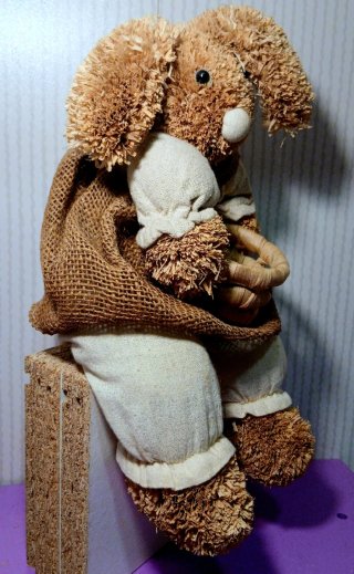 Conejito de paja decorativo