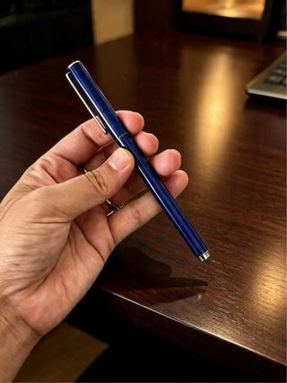 Bolígrafo azul elegante