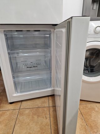 Nevera Hisense y Lavadora Blanca