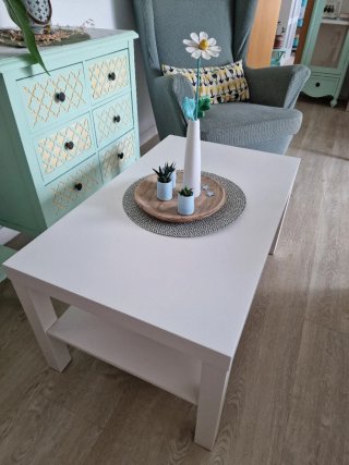 Mesa auxiliar blanca y verde