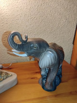 figura de elefante  porcelana,marca Porcegama